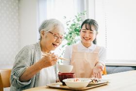 管理栄養士(老人ホームでの調理や食材管理)